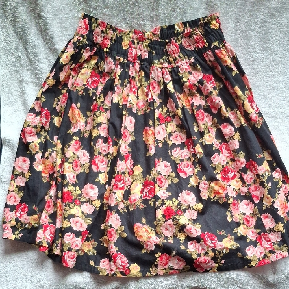 Chic Floral A-Line Skirt in Black and Pink